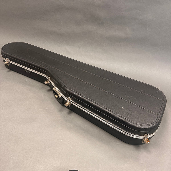 Black hard shell guitar case with metal clasps and handle for electric guitars, protective hardshell guitar case for safe instrument transport