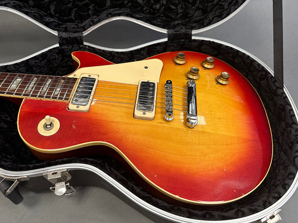 Vintage sunburst electric guitar with dual pickups and chrome bridge in black plush case